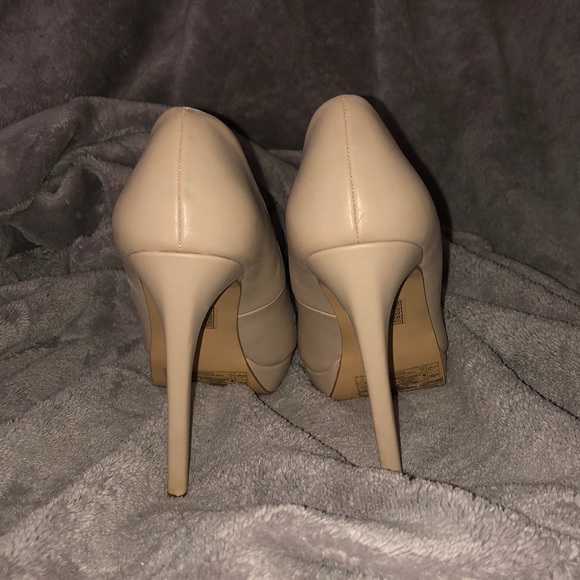 Simple beige work stilettos - Picture 3 of 3